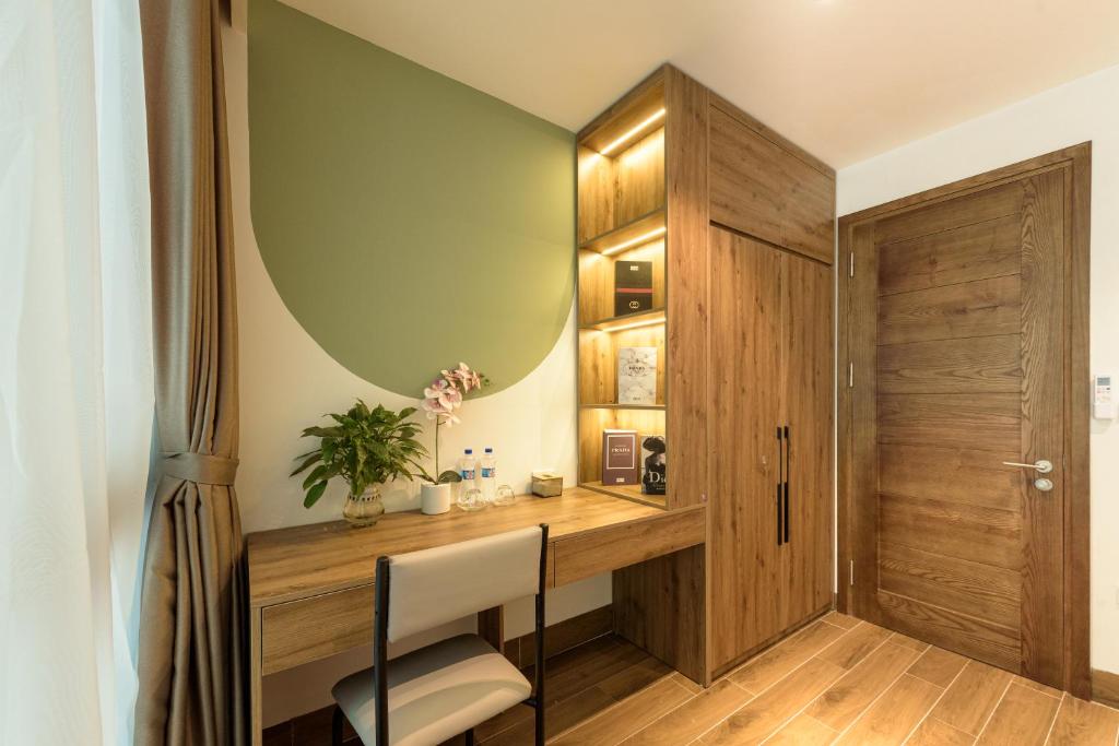 un ufficio con scrivania in legno e sedia di Crescendo Limitless Style a Hanoi