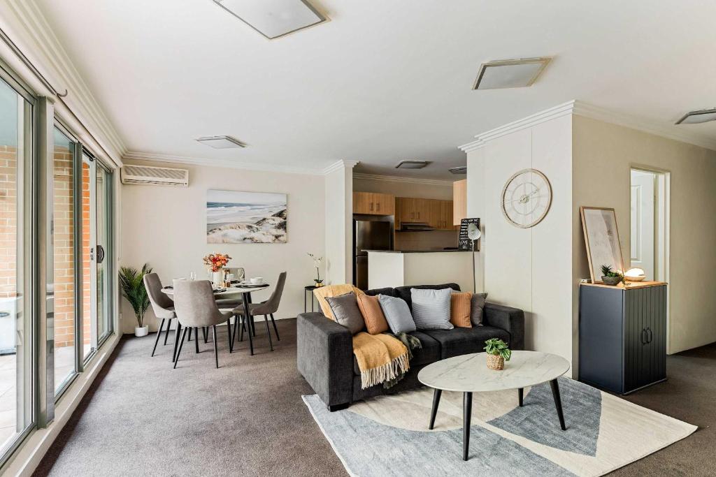 una sala de estar con un sofá y una mesa en Free Parking on Bunn, 5 mins to The Star & Darling, en Sídney