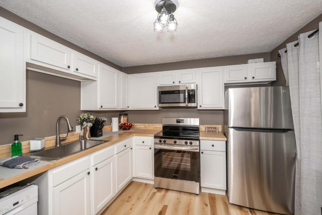 eine Küche mit weißen Schränken und einem Edelstahlkühlschrank in der Unterkunft The Ark Encounter Getaway in Williamstown