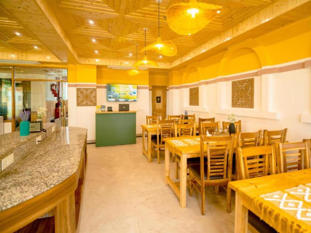 Restaurace v ubytování The Hosteller Old Manali, Manu Temple
