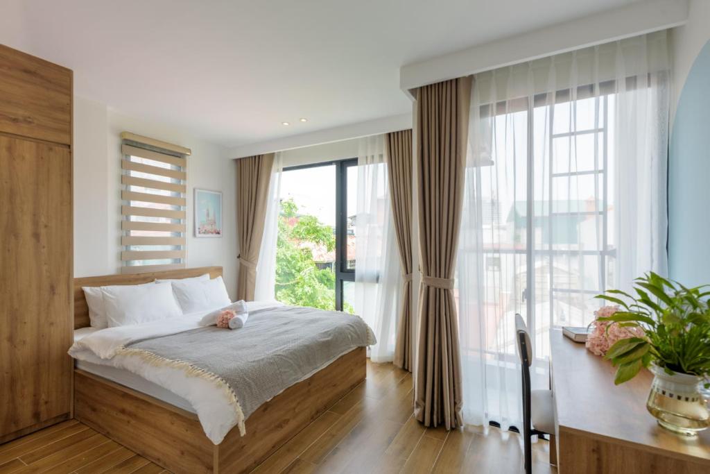 una camera da letto con un letto e una grande finestra di Crescendo Limitless Style a Hanoi