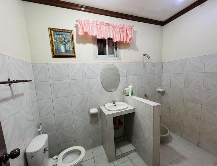 Bilik mandi di House in tarlac cozy