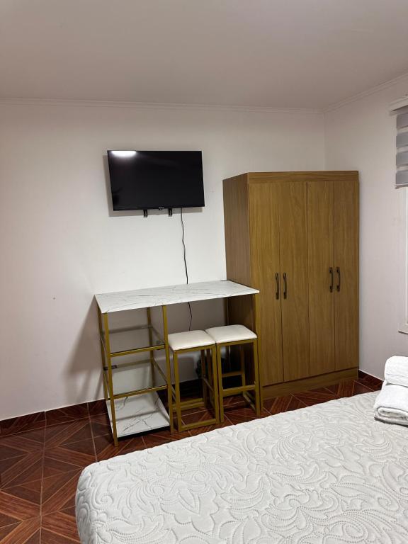 TV a/nebo společenská místnost v ubytování Hostal El Ancla