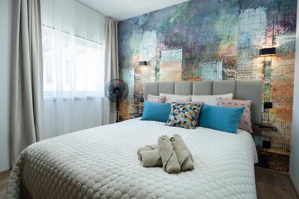 Ένα ή περισσότερα κρεβάτια σε δωμάτιο στο Design Green Garden Apartments with Private Parking & Playground