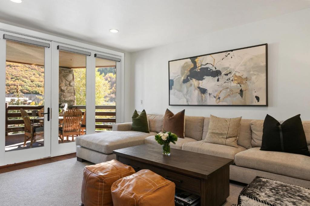 Posezení v ubytování Trail's End Lodge At Deer Valley Resort - Two Bedroom Residence With Den And Spa #102