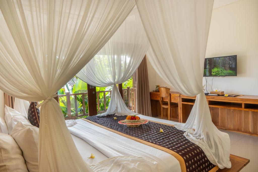 Postel nebo postele na pokoji v ubytování Mahadana Ubud