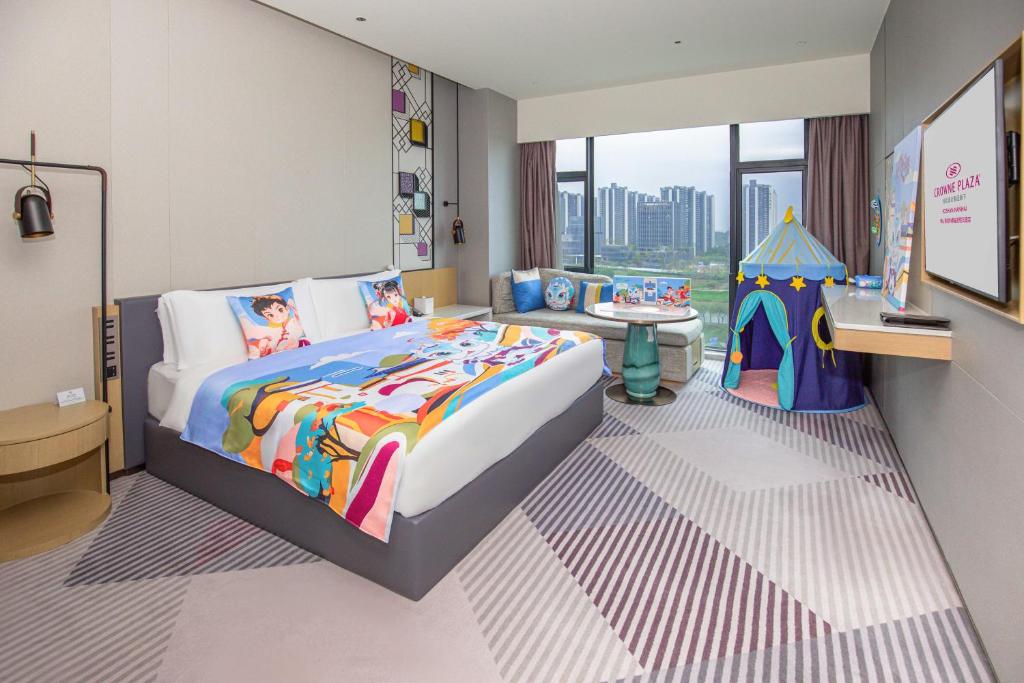 Crowne Plaza Foshan Nanhai-an IHG Hotel-Guangzhou South Railway Station Free Shuttle Busにあるベッド