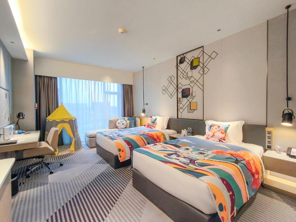 Crowne Plaza Foshan Nanhai-an IHG Hotel-Guangzhou South Railway Station Free Shuttle Busにあるベッド
