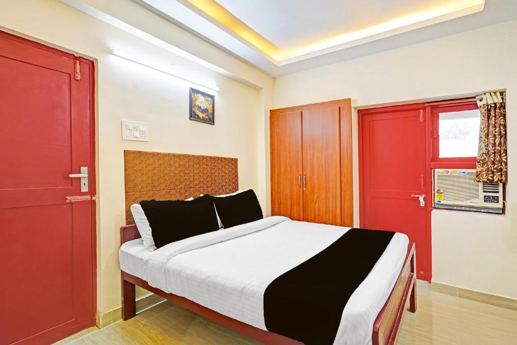 Postel nebo postele na pokoji v ubytování Super Hotel O Purasaiwalkam
