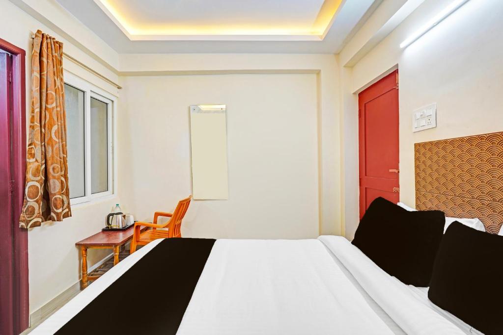 Postel nebo postele na pokoji v ubytování Super Hotel O Purasaiwalkam