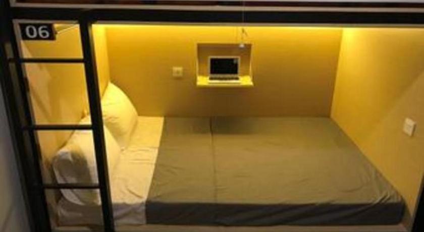 Postel nebo postele na pokoji v ubytování InnBox Capsule Hotel