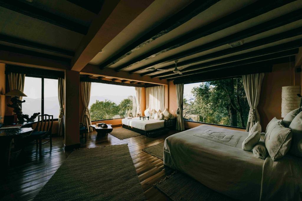 Postel nebo postele na pokoji v ubytování Dwarika's Resort - Dhulikhel Wellbeing Escape in the Himalayas
