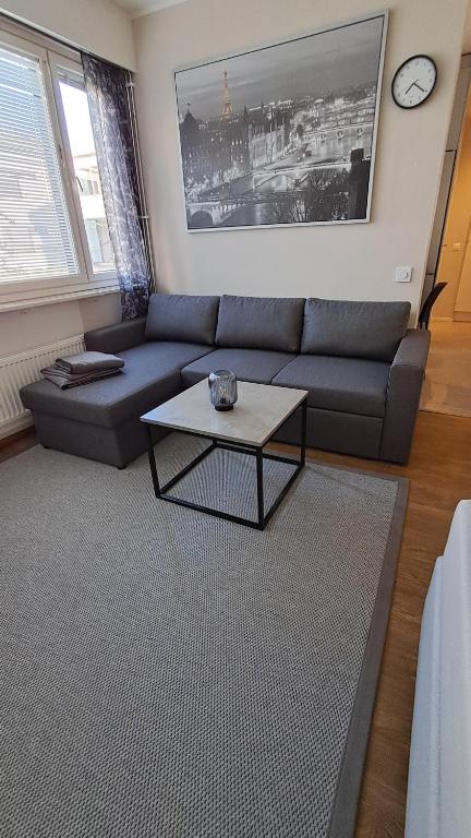 a living room with a couch and a coffee table at Lägenhet på markplan in Mariehamn