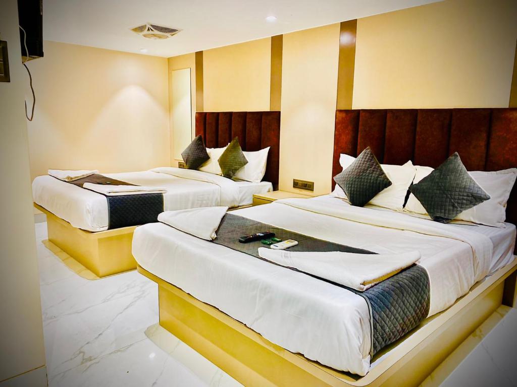 Postel nebo postele na pokoji v ubytování Hotel Dolphin Residency