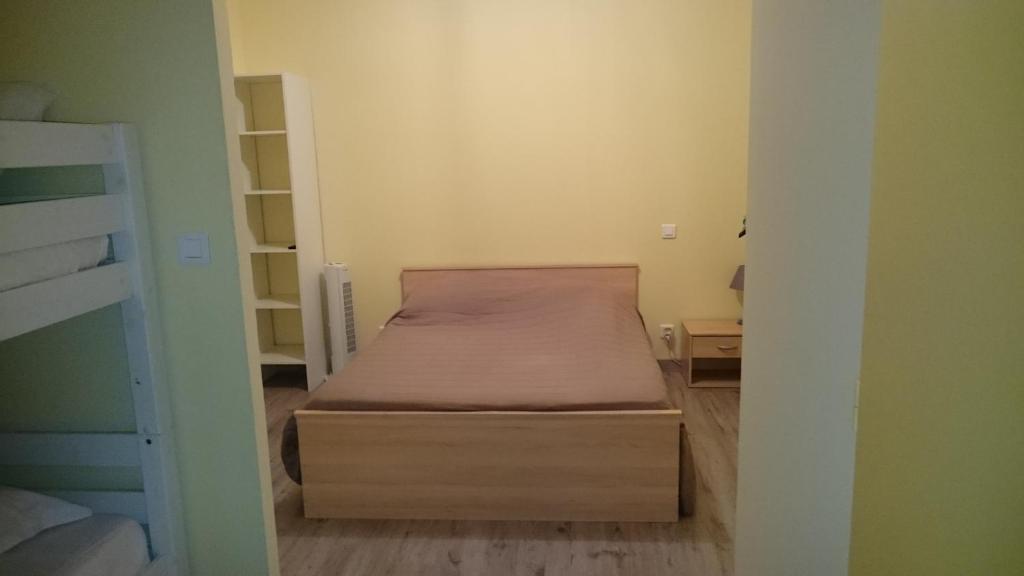 een kleine slaapkamer met een bed en een stapelbed bij Le Miracle in Lédenon