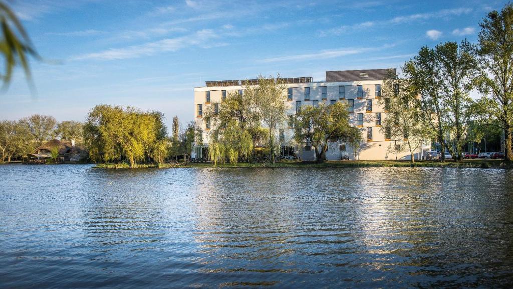 Výhled na řeku, která protéká v blízkosti hotelu