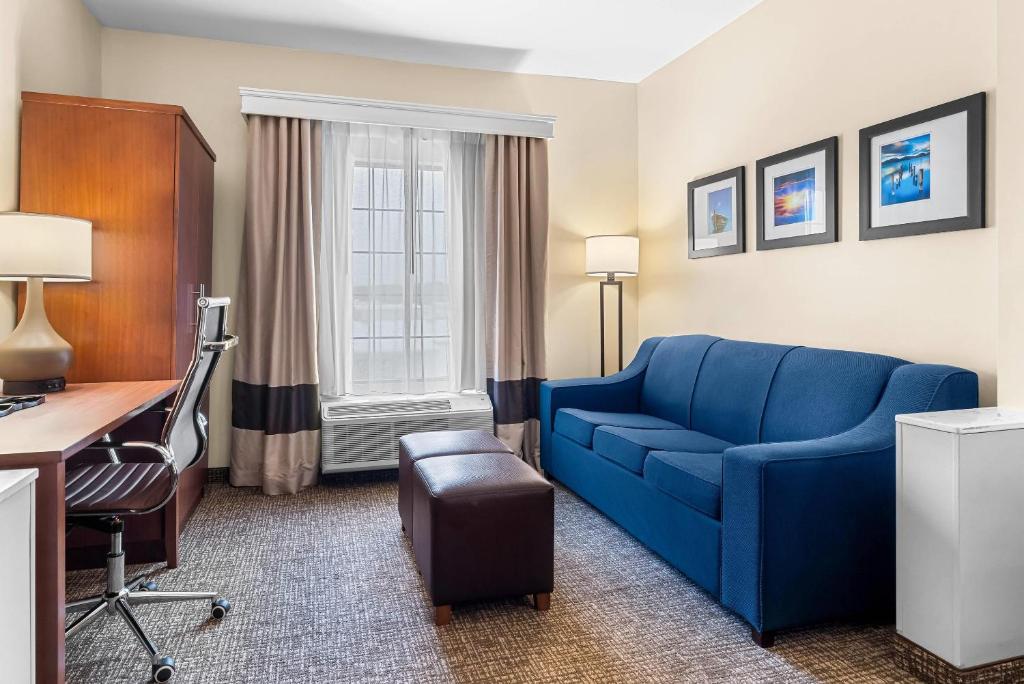 Comfort Suites Near Camp Lejeune - King Suite - Non-Smoking