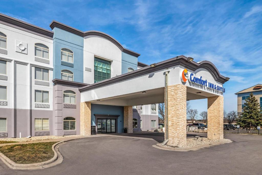 eine Darstellung der Vorderseite eines Hotels in der Unterkunft Comfort Inn & Suites Madison East Interstate I-90 in Madison