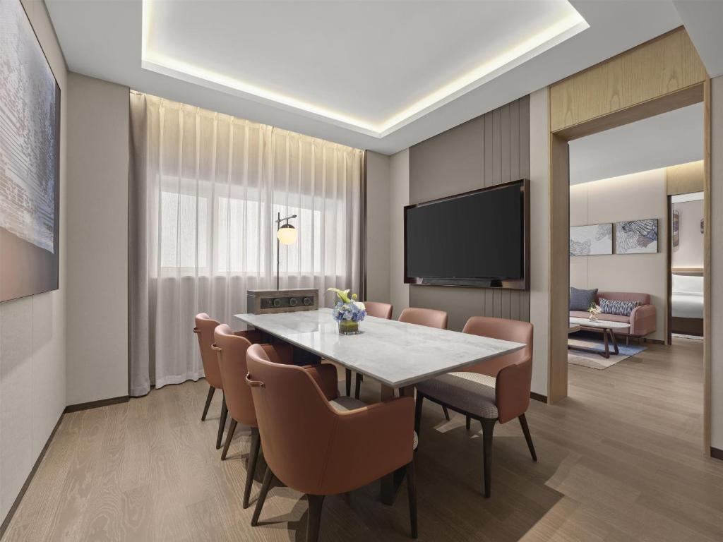 TV a/nebo společenská místnost v ubytování Hilton Shanghai Greater Hongqiao