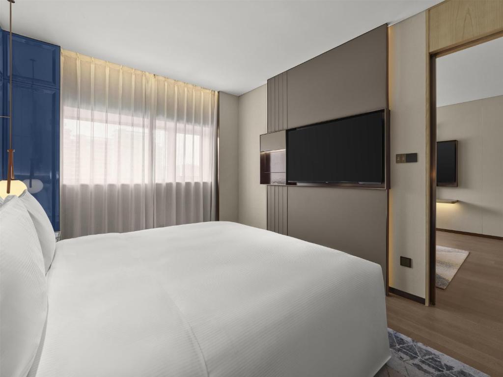Postel nebo postele na pokoji v ubytování Hilton Shanghai Greater Hongqiao