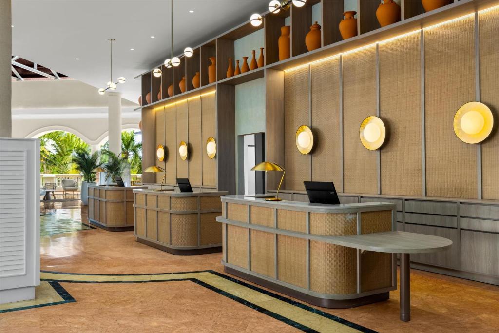 Fuajee või vastuvõtt majutusasutuses Wyndham Alltra Punta Cana All Inclusive Resort