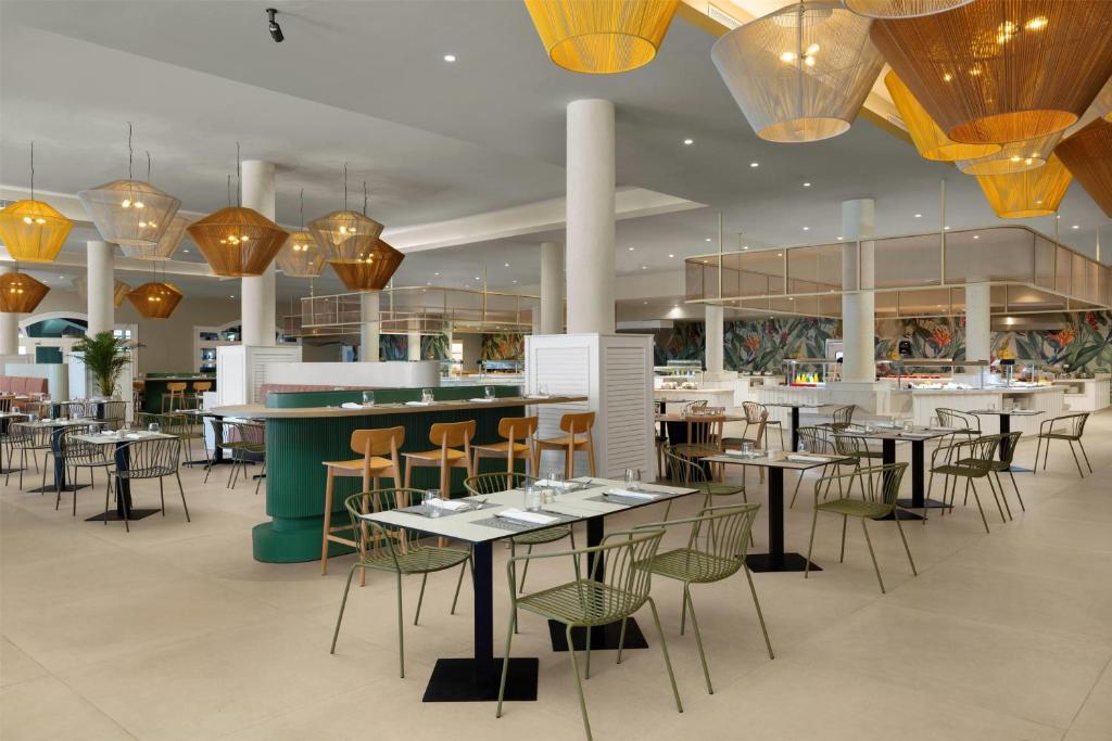 Restoran või mõni muu söögikoht majutusasutuses Wyndham Alltra Punta Cana All Inclusive Resort