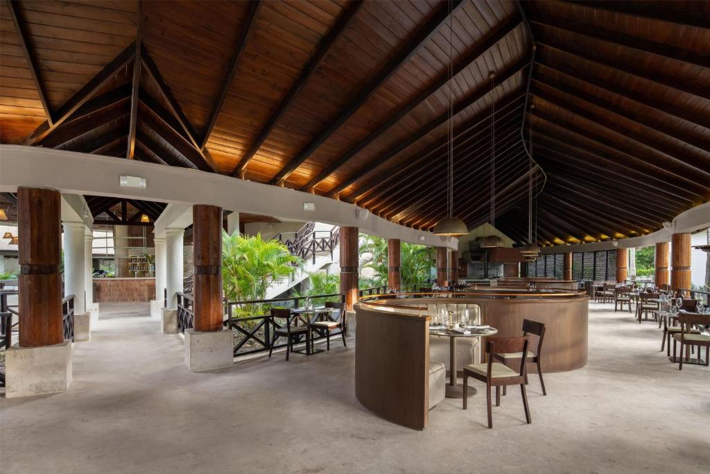 Restoran või mõni muu söögikoht majutusasutuses Wyndham Alltra Punta Cana All Inclusive Resort