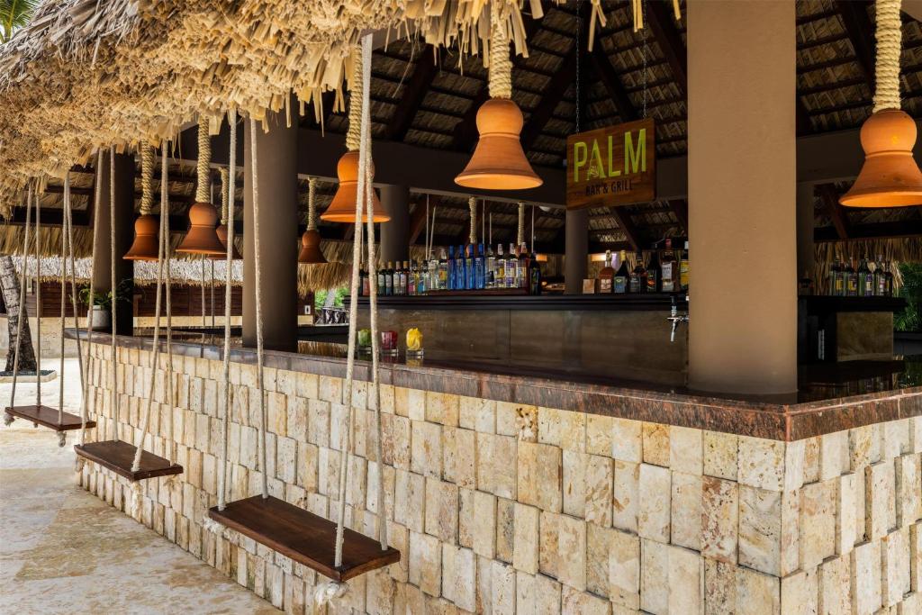 เลานจ์หรือบาร์ของ Wyndham Alltra Punta Cana All Inclusive Resort