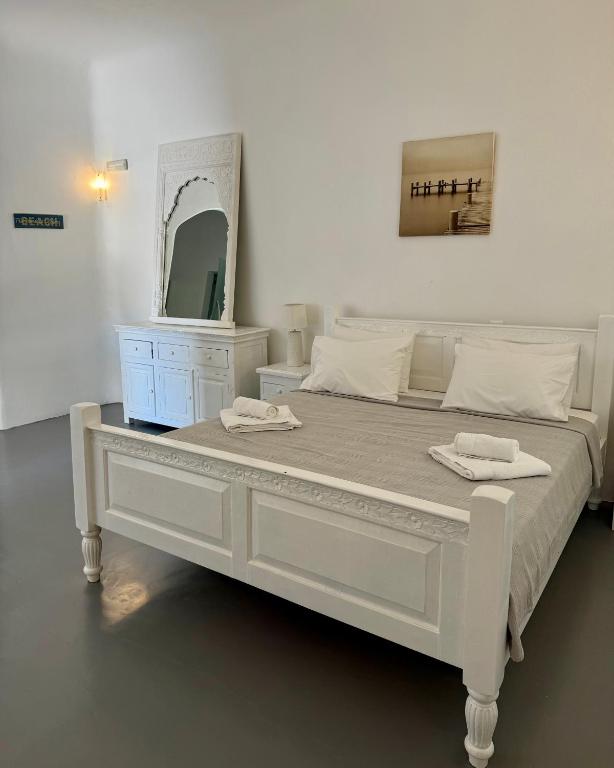 Postel nebo postele na pokoji v ubytování Eleni's Village Suites