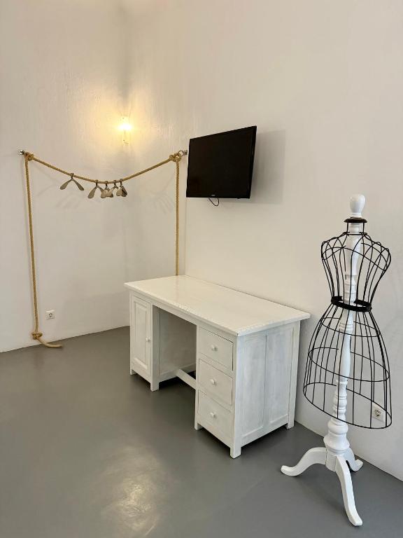 TV a/nebo společenská místnost v ubytování Eleni's Village Suites