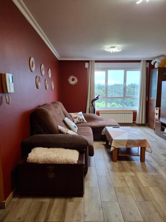 a living room with a couch and a table at El hogar de 2 y 4 patas in Silleda