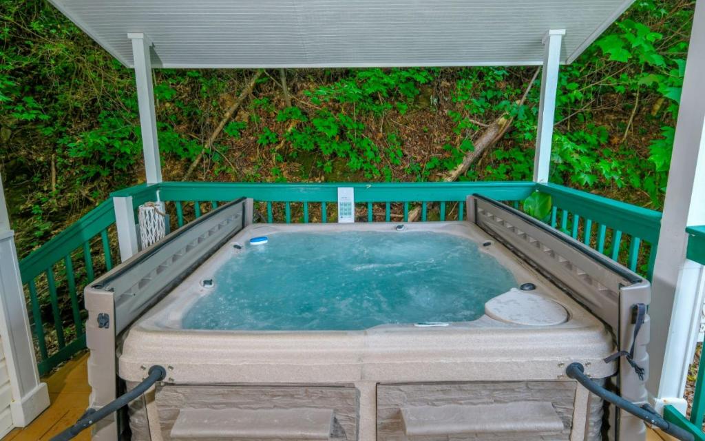 ガトリンバーグにあるGateway to Gatlinburgの家の裏側にジャグジーが付いています。