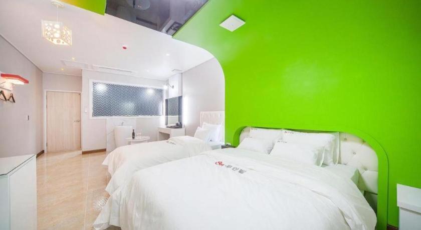Postel nebo postele na pokoji v ubytování SH Hotel