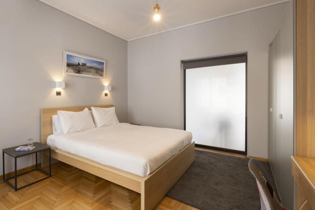Łóżko lub łóżka w pokoju w obiekcie Super modern minimal flat nr metro & arch. Museum