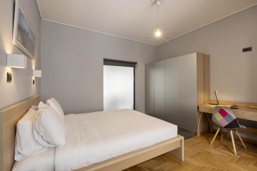 Łóżko lub łóżka w pokoju w obiekcie Super modern minimal flat nr metro & arch. Museum