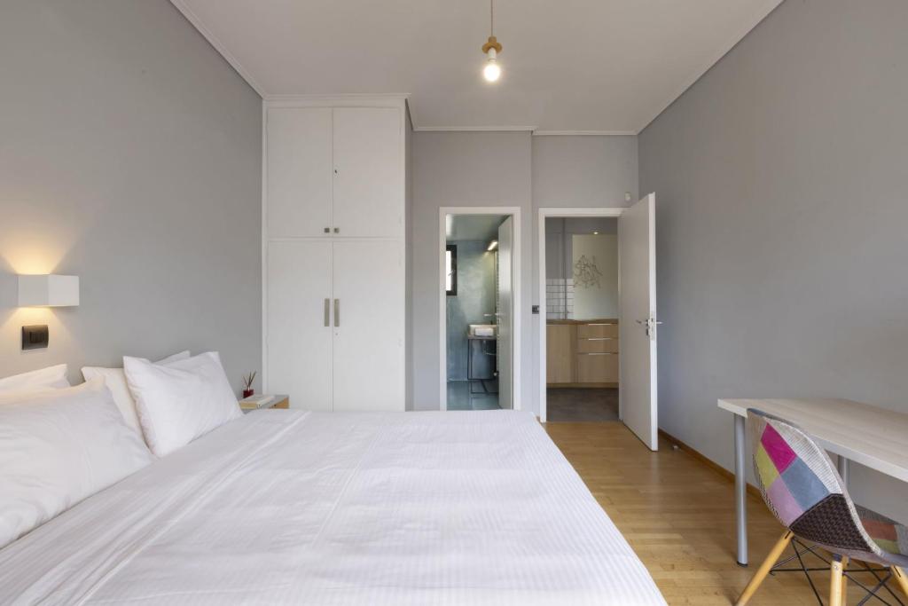 Łóżko lub łóżka w pokoju w obiekcie Super modern minimal flat nr metro & arch. Museum