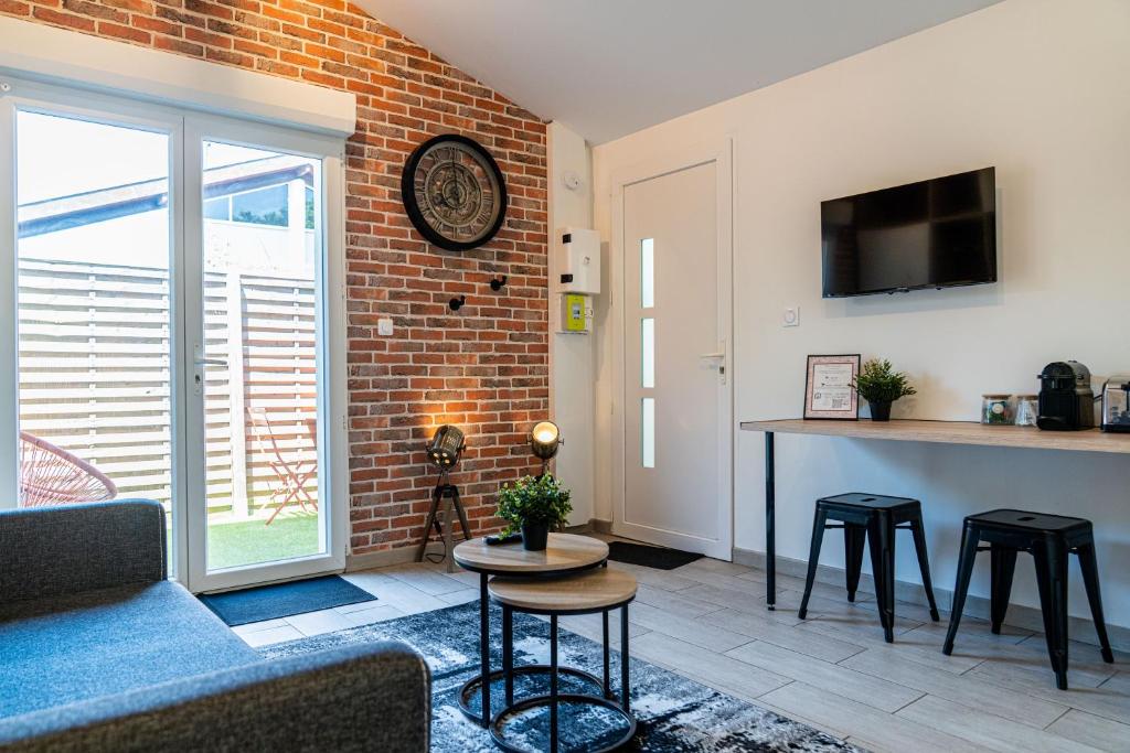 un salon avec un canapé et une table dans l'établissement L'Annunzio de Pessac, à Pessac