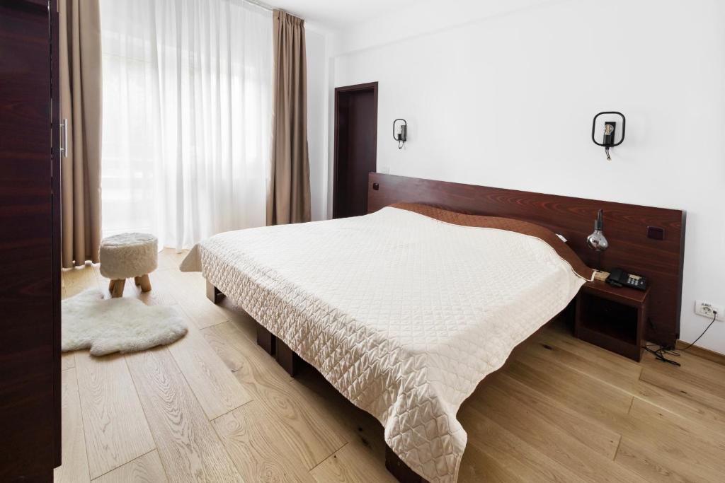 Postel nebo postele na pokoji v ubytování Hotel Piatra Soimului