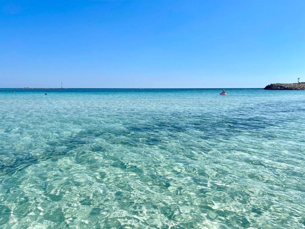 a view of the clear blue water in the ocean at La Corte Bianca in Matino