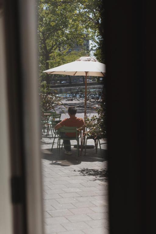 Man Met Bril Koffie Hotel - Resim 22