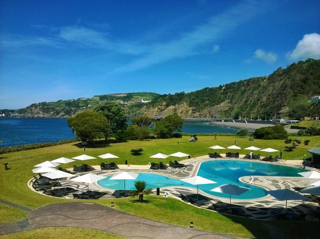 einen Luftblick auf ein Resort mit einem Pool in der Unterkunft Pestana Bahia Praia Nature & Beach Resort in Vila Franca do Campo