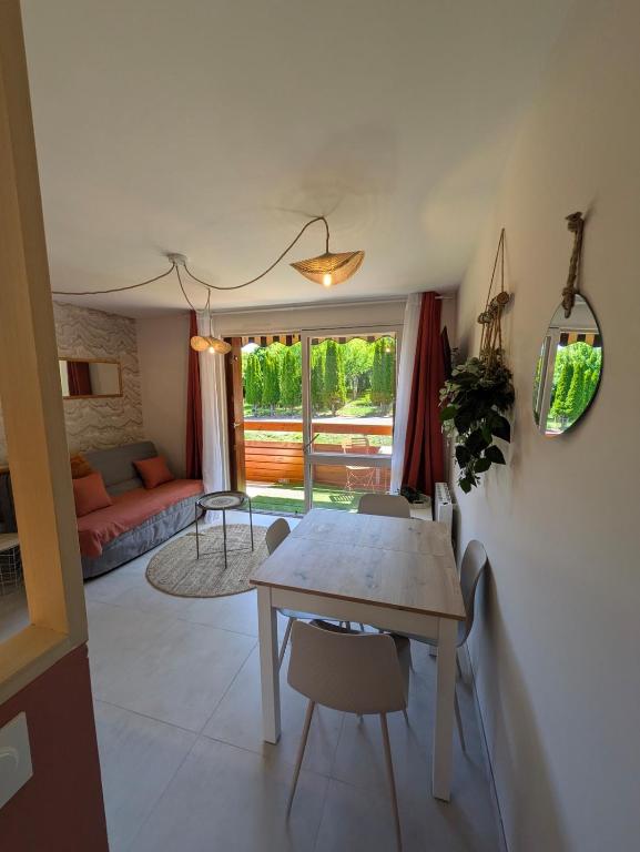 un salon avec une table et un canapé dans l'établissement Appart proche lac et commerces, à Savines