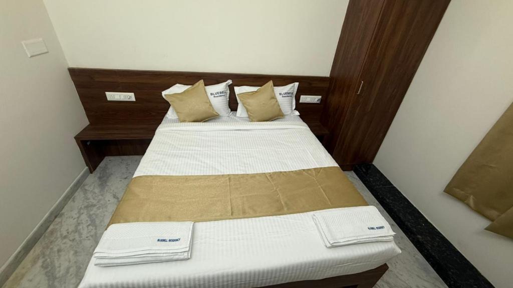 سرير أو أسرّة في غرفة في Blue Bell Residency Yeswanthpur Railway Station