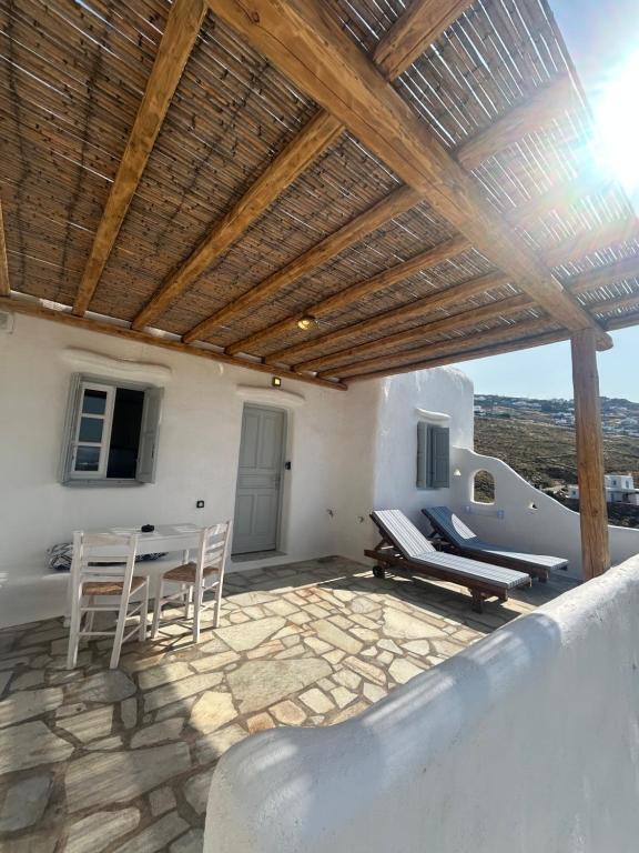 Balkoni atau teres di Blue and White Mykonos ap2