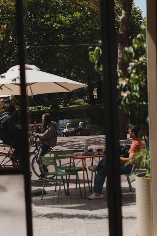 Man Met Bril Koffie Hotel - Resim 17