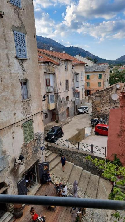 un groupe de personnes descendant les marches d'un immeuble dans l'établissement Appartement Corte centre ville, à Corte