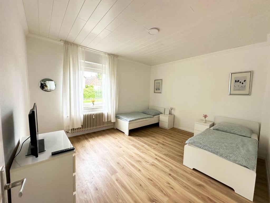 Un dormitorio con dos camas y un televisor. en Work & Stay Apartment in Niederkassel, en Niederkassel