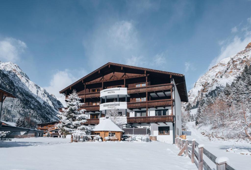 Nespecifikovaný výhled na hory nebo výhled na hory při pohledu z hotelu