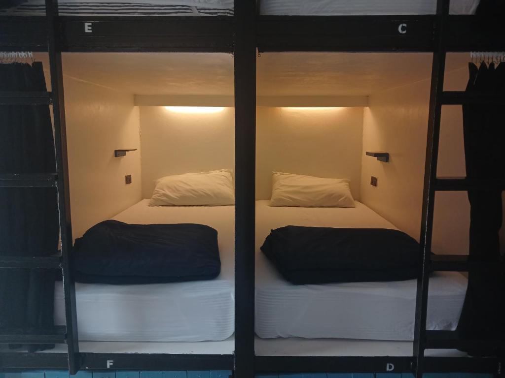 Postel nebo postele na pokoji v ubytování The Hangout Hostel Ao Nang