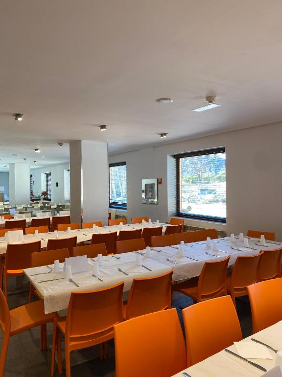 Reštaurácia alebo iné gastronomické zariadenie v ubytovaní Apartamentos La Solana